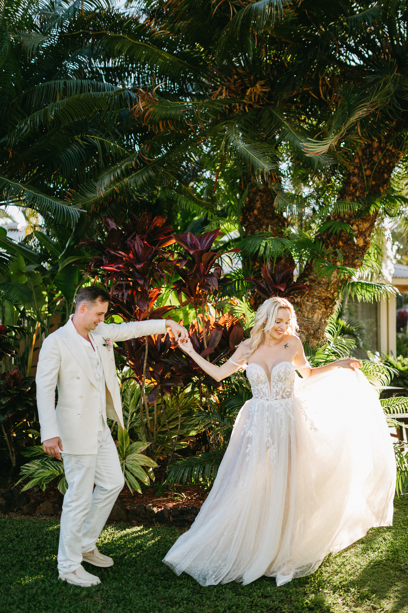 Intimate-backyard-elopement-kauai-beach-wedding-photoshoot-sunset-destination-hawaii—island-wedding-photographer-palm-trees-sarah-doucet-photography